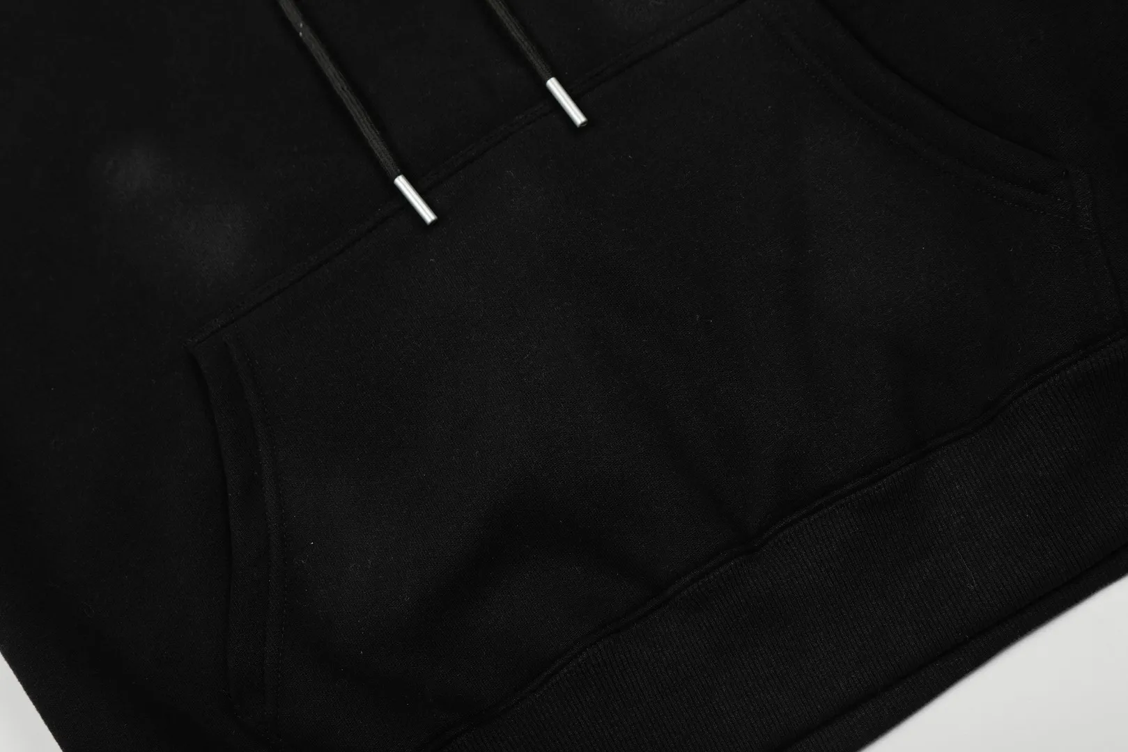 P250 Top quality" Style number: T5007# [Ralph Lauren solid color pony embroidered logo thickened velvet hooded sweatshirt] ✅Ralph Lauren classic basic versatile unisex autumn and winter velvet thickened hooded sweatshirt ✅Pure cotton high-gram velvet thickened fabric The upper body is comfortable and warm ✅The version is restored to the original version The maximum size can be worn up to 180 pounds Loose, comfortable and stress-free ✅The upper body is simple and easy to wear ootd must-have. Good-looking clothes are never picky. A must-have in couples’ wardrobes. Size: S-XL. Color: Black, Gray, Navy Khaki.